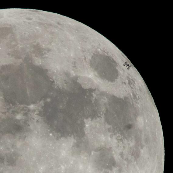 Wow! Space Station Crosses Moon's Face Just Before Epic Lunar Eclipse (Photos)